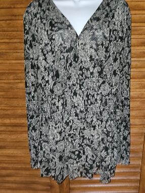 Women's Black Paisley V-Neck Long Sleeve Top